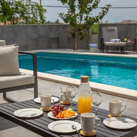 Luxury In With Heated Pool *