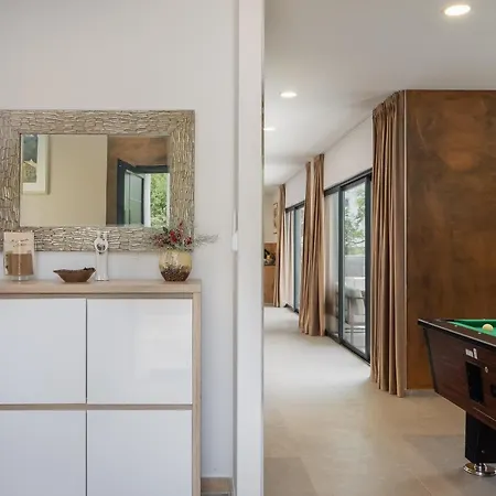Villa Luxury In With Heated Pool