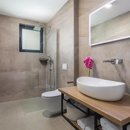 Villa Luxury In With Heated Pool