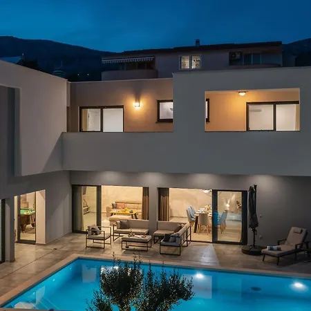 Luxury In With Heated Pool *