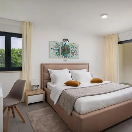Villa Luxury In With Heated Pool