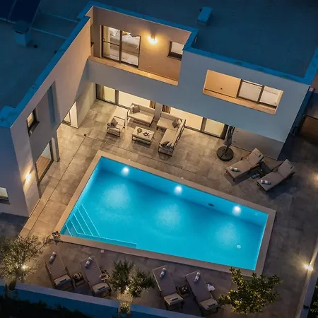 Luxury In With Heated Pool * Solin