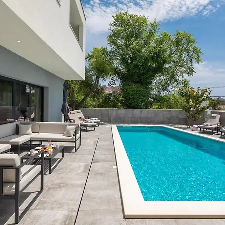 Villa Luxury In With Heated Pool