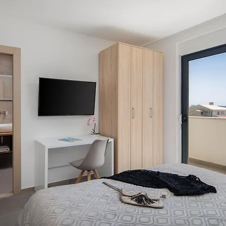 Villa Luxury In With Heated Pool