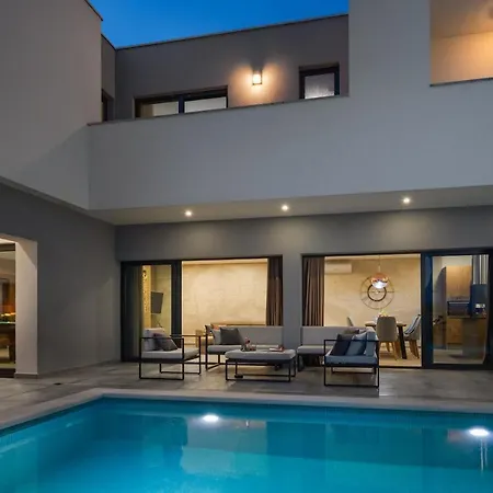 Luxury In With Heated Pool Villa *