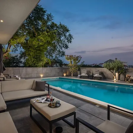 Villa Luxury In With Heated Pool