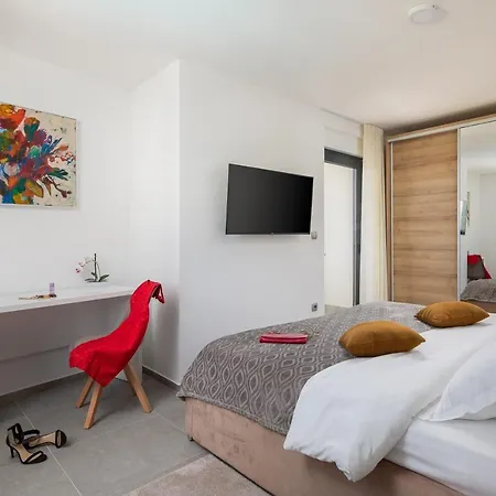 Luxury In With Heated Pool * Solin