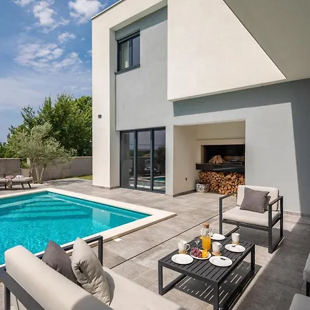 ヴィラ Luxury In With Heated Pool ソリン