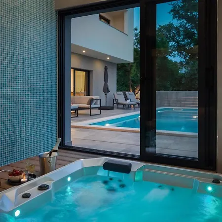 Villa Luxury In With Heated Pool Solin