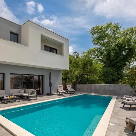 Villa Luxury In With Heated Pool Solin