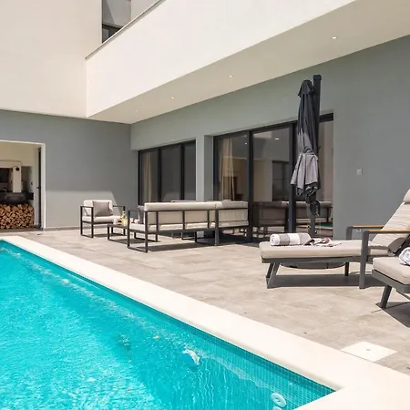 Luxury In With Heated Pool ヴィラ *