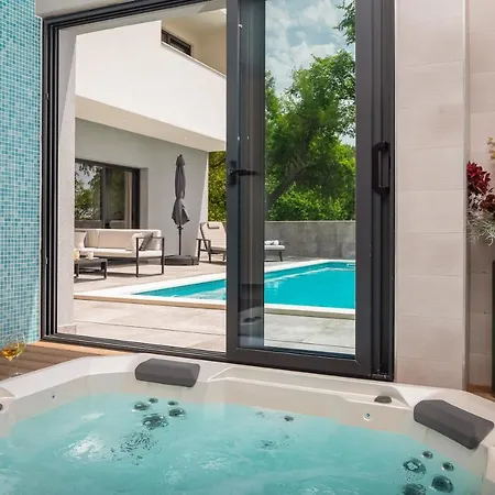 Luxury In With Heated Pool ソリン