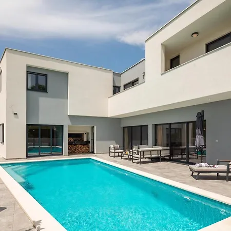 Luxury In With Heated Pool *