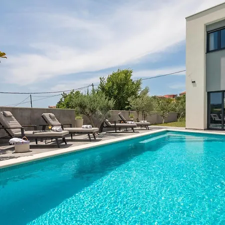 Luxury In With Heated Pool *