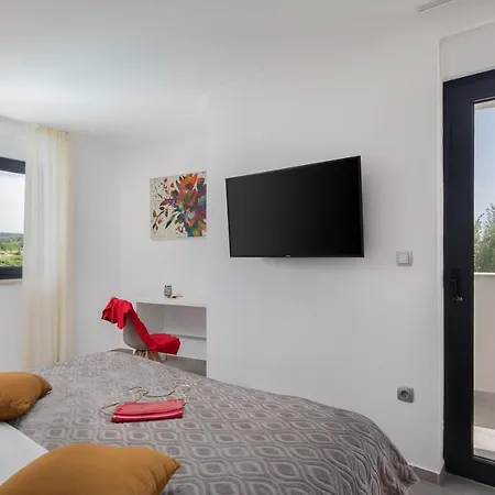 Luxury In With Heated Pool *