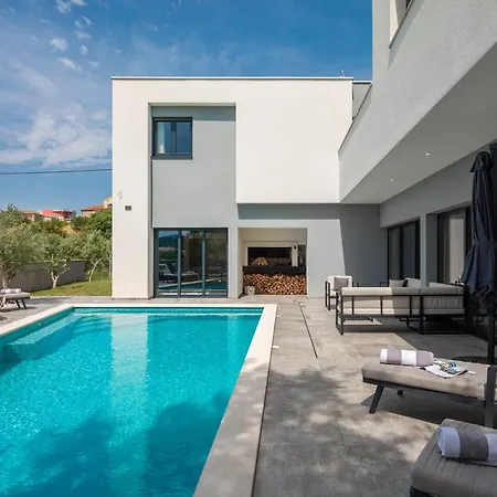 Luxury In With Heated Pool *