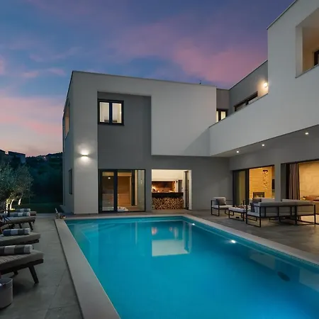 Luxury In With Heated Pool *