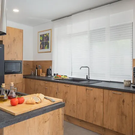 Luxury In With Heated Pool *