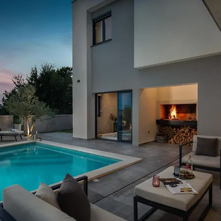 Luxury In With Heated Pool ソリン