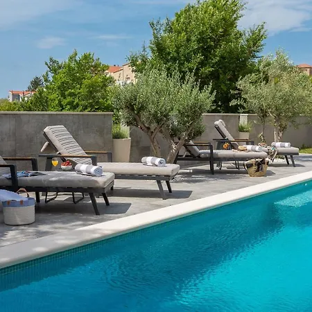 ヴィラ Luxury In With Heated Pool ソリン