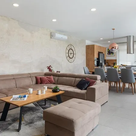 Luxury In With Heated Pool *