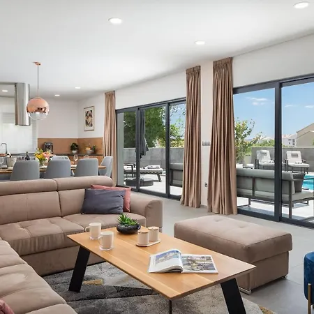 Luxury In With Heated Pool *