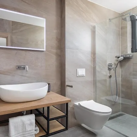 Luxury In With Heated Pool * Solin
