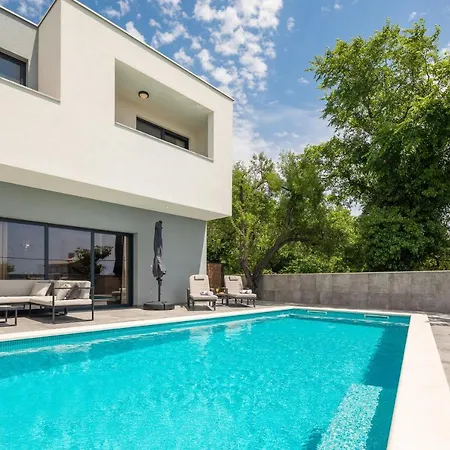 Luxury In With Heated Pool * Solin