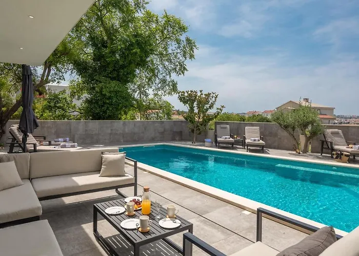 Luxury In With Heated Pool * Solin