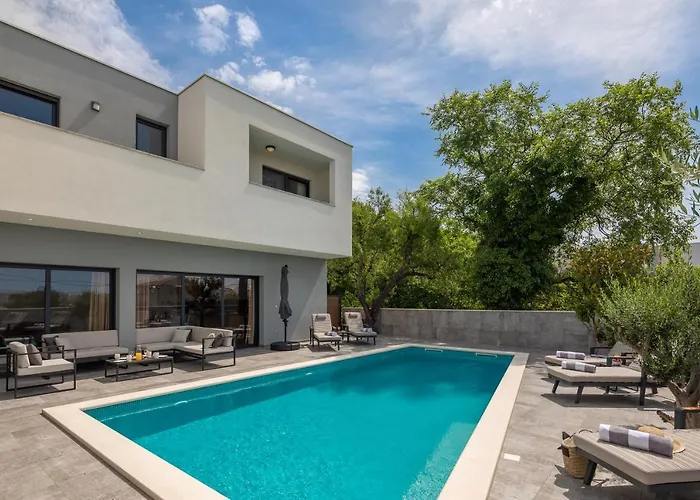 Villa Luxury In With Heated Pool Solin