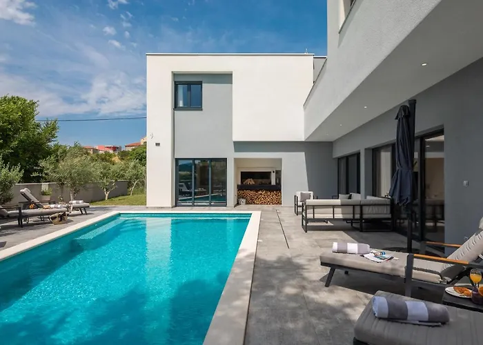 Luxury In With Heated Pool *
